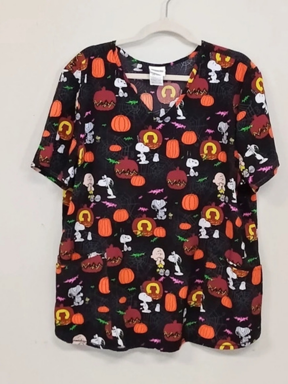 Peanuts 2X Snoopy Halloween Pumpkin Charlie Brown V-Neck Scrub Top Black Orange